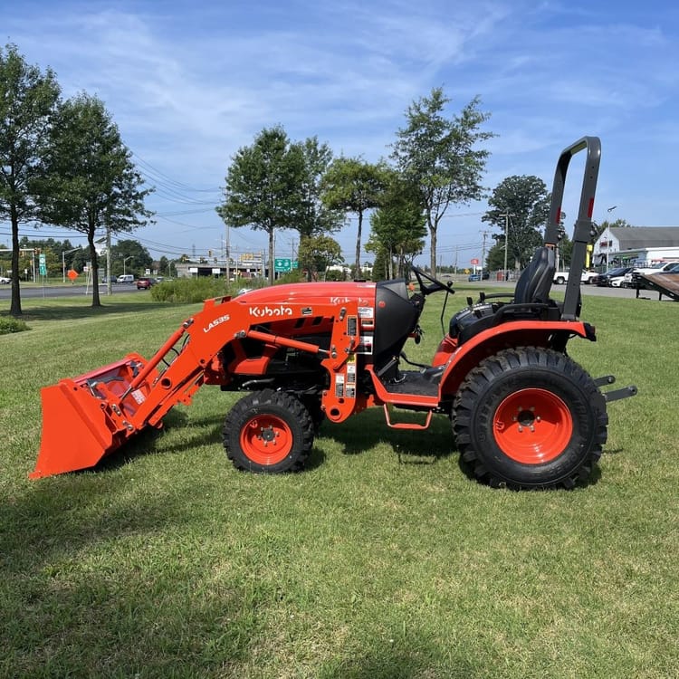 Kubota LX2620HSD 4 WD Tractor w/ Front End Loader