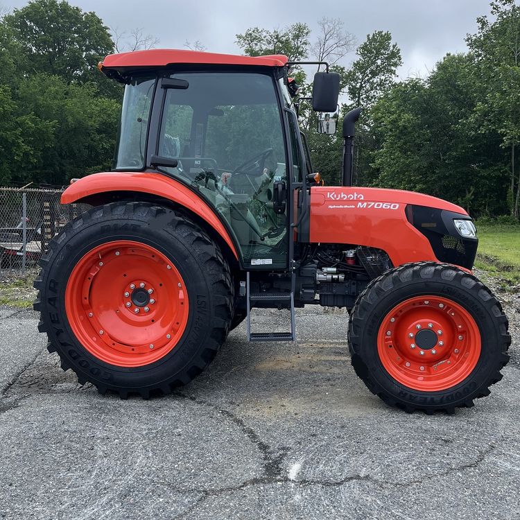 Kubota M7060HDC12 Tractor