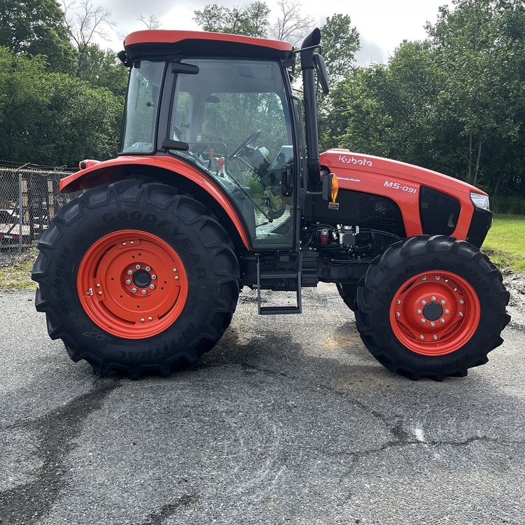 Kubota M5-091HDC12 Tractor